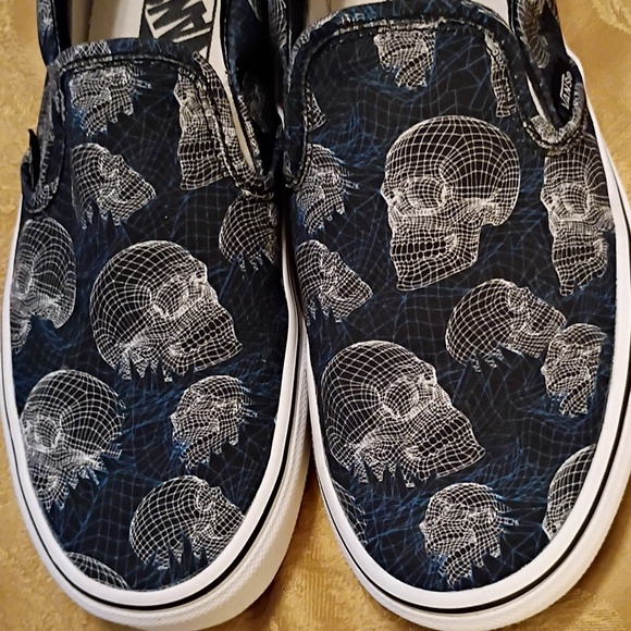 VANS RARE Black and White Skull Pattern Slip-Ons Women's 7.0 Men's 5.5 - Picture 6 of 14